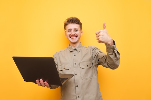 Jeune homme en chemise et lunettes isolés