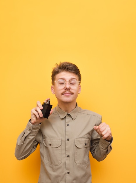 Jeune homme en chemise et lunettes isolés