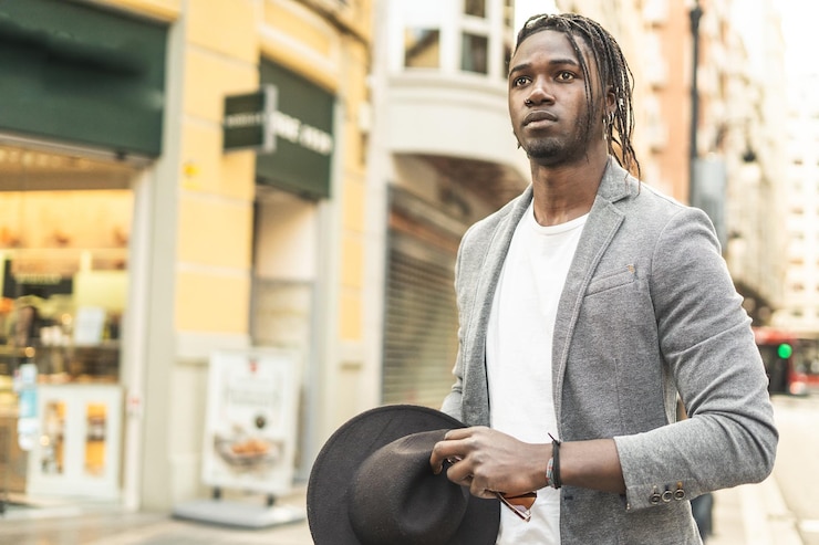 Photo jeune homme cherche loin à l'extérieur