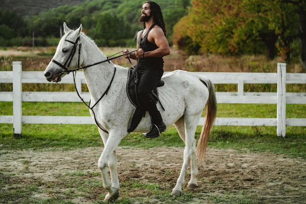 Jeune homme à cheval à cheval.