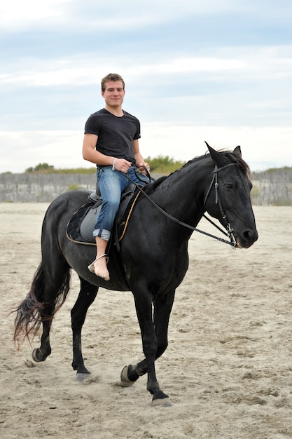 Photo jeune homme et cheval