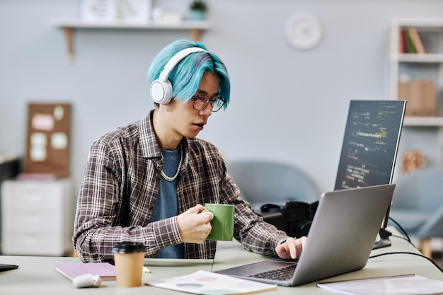 jeune homme, à, cheveux bleus, écriture, code