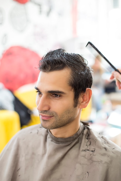 Jeune homme chez le coiffeur