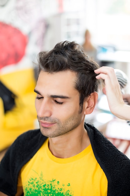 Jeune homme chez le coiffeur