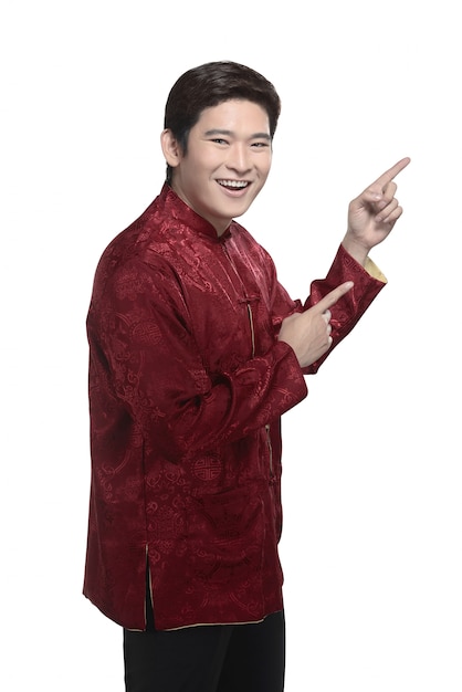 Jeune homme chinois en costume de cheongsam