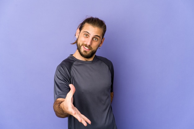 Jeune homme choqué couvrant la bouche avec les mains