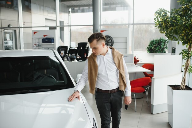 Jeune homme avec les clés de la voiture