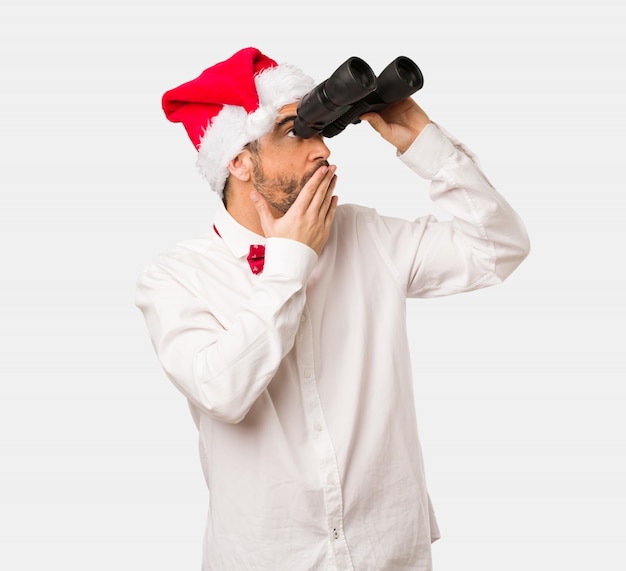 Jeune homme coiffé d&#39;un chapeau de père Noël le jour de Noël