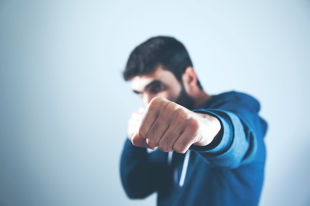 Un jeune homme en colère poings