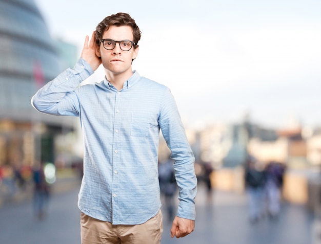 Un jeune homme concentré essayant d&#39;écouter