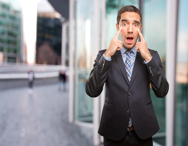 Un jeune homme concentré faisant un geste d&#39;observation