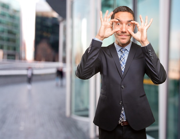 Un jeune homme concentré faisant un geste d&#39;observation