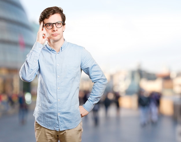 Un jeune homme concentré se demandant