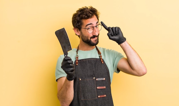 Jeune homme avec un concept de boucher de couteau