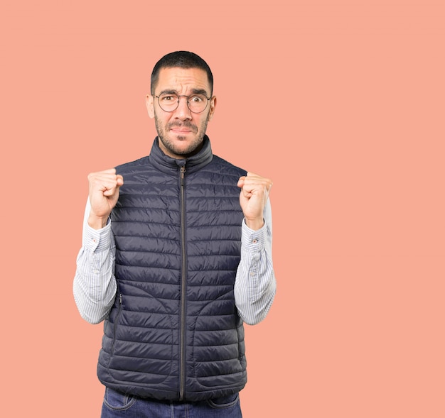 Jeune homme concerné avec un geste de stress