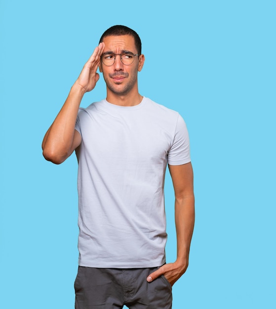 Jeune homme concerné avec un geste de stress