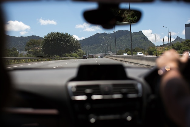 Jeune homme conduisant sur la route