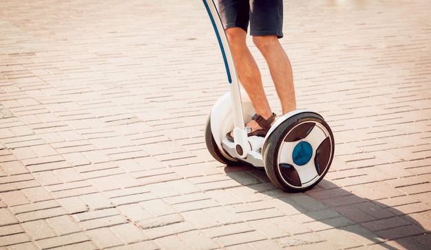 Jeune homme conduisant en Segway dans le parc