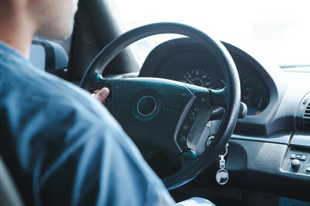 Le jeune homme conduit une voiture