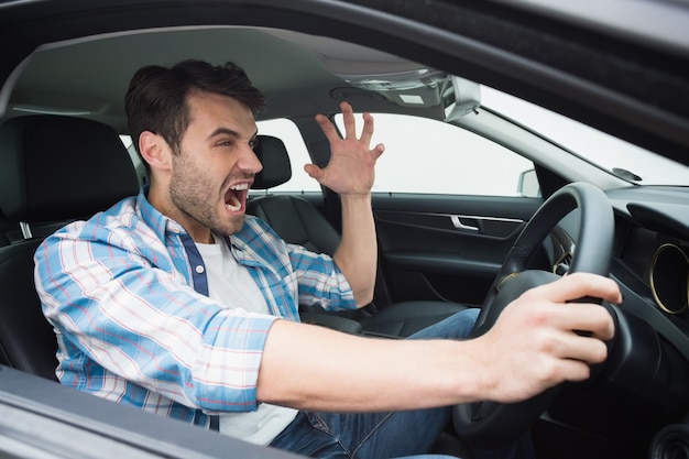 Jeune homme connaissant la rage au volant