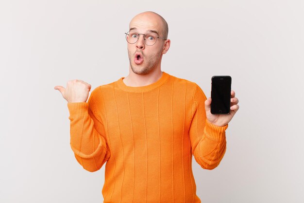 jeune homme contre un mur de couleur plat