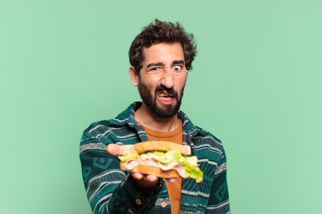 Photo jeune homme contre mur isolé