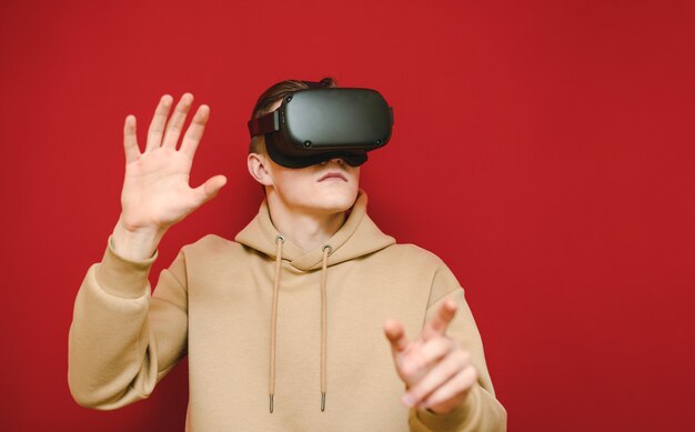 Jeune homme avec contrôleur et casques VR