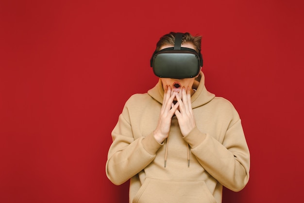 Jeune homme avec contrôleur et casques VR