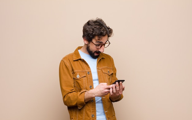 Jeune homme cool à l'aide de son téléphone intelligent