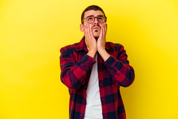 Jeune homme cool caucasien sur jaune pleurnicher et pleurer de façon inconsolable.