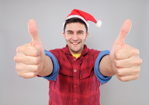 Jeune homme cool avec un chapeau de père Noël