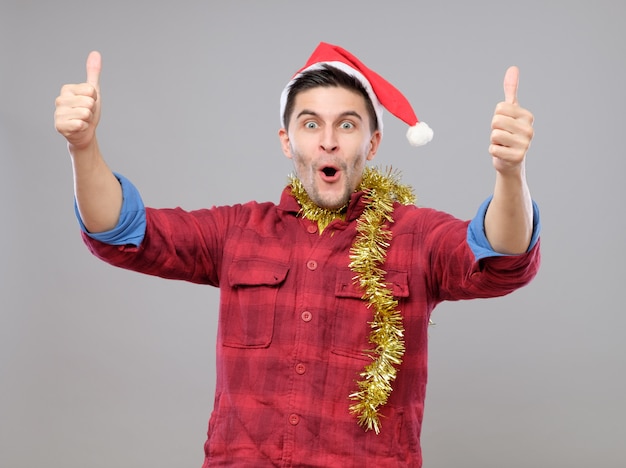 Jeune homme cool avec chapeau de père Noël