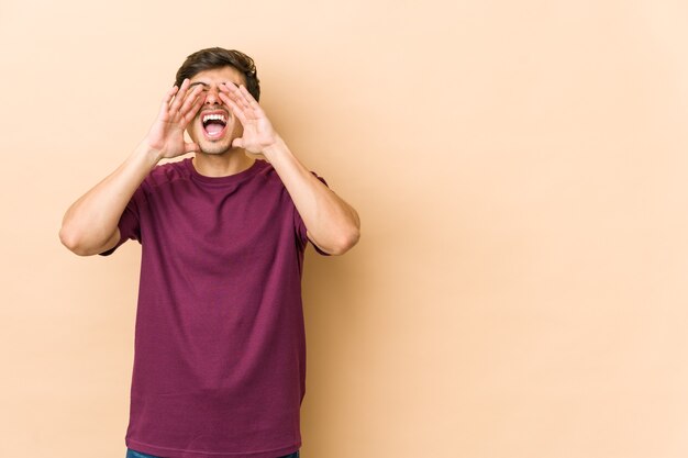 Jeune homme cool criant excité à l'avant