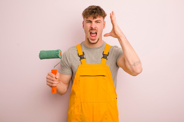 Jeune homme cool criant avec les mains dans le concept de rénovation de l'air