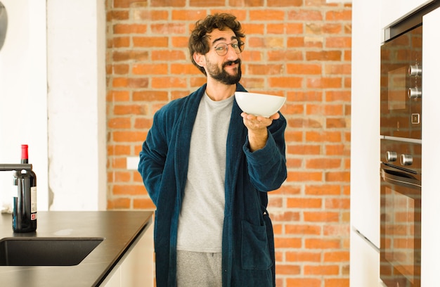 Jeune homme cool à la cuisine