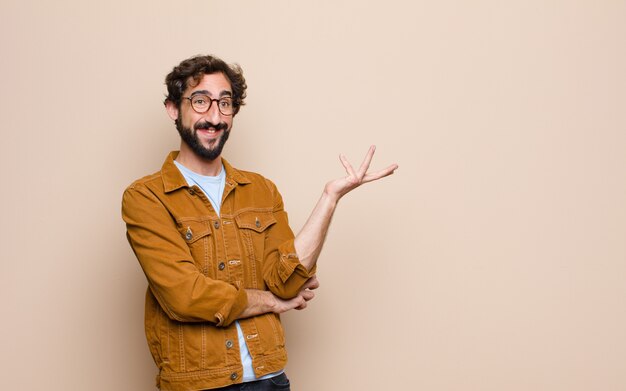 Jeune homme cool et fou contre le mur plat