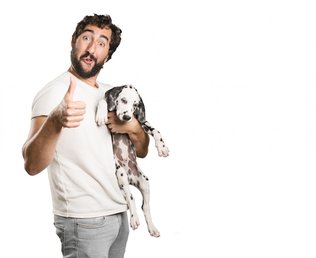 jeune homme cool et heureux tenant un chiot dalmatien