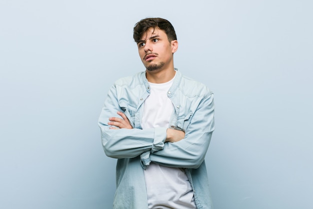 Jeune homme cool hispanique fatigué d'une tâche répétitive.