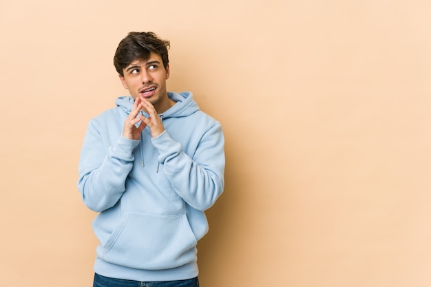 Jeune homme cool inventant un plan à l'esprit, mettant en place une idée.