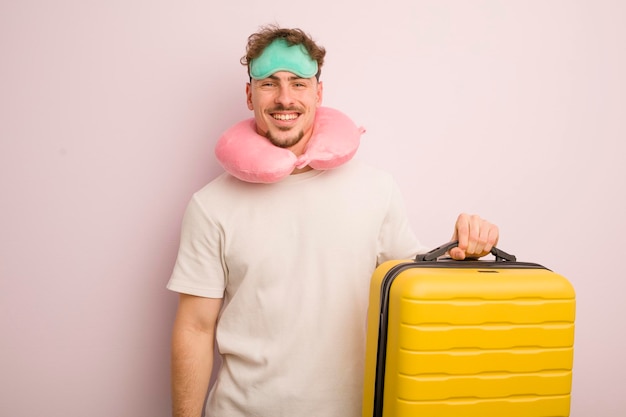 Jeune homme cool à la recherche d'un concept de passager de vol heureux et agréablement surpris