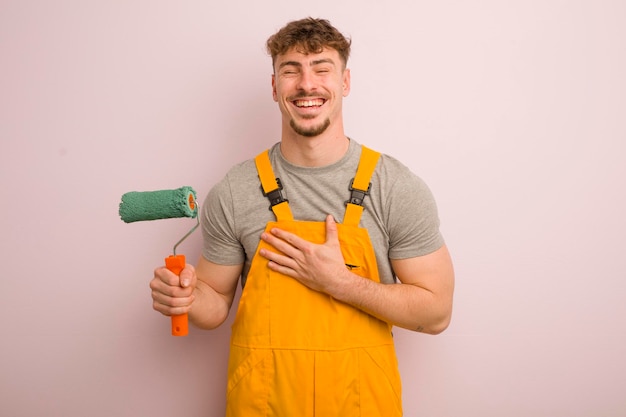 Jeune homme cool riant à haute voix à un concept d'amélioration de l'habitat de blague hilarante