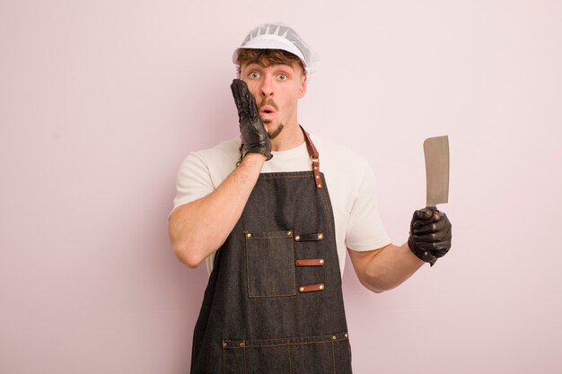 Jeune homme cool se sentant choqué et effrayé concept de boucher