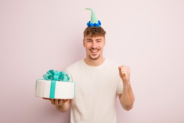 Jeune homme cool se sentant choqué en riant et célébrant le concept d'anniversaire de succès