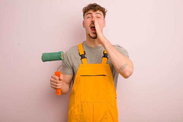 Jeune homme cool se sentant heureux en donnant un grand cri avec les mains à côté de la bouche concept d'amélioration de l'habitat