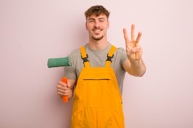 Jeune homme cool souriant et sympathique montrant le concept d'amélioration de l'habitat numéro trois