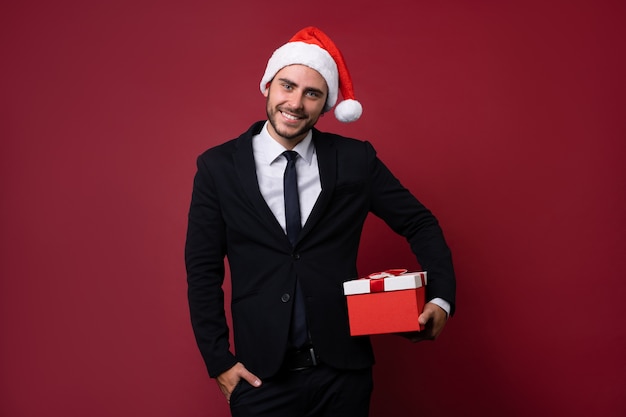 Jeune homme en costume et bonnet de Noel