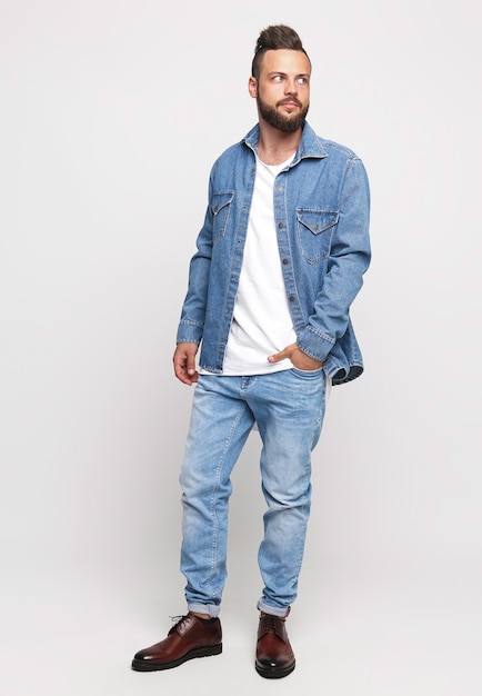 Jeune homme en costume en jean. Bel homme en veste en jean et jeans