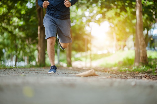 Jeune homme courant dans la nature Mode de vie sainActive coureur sain jogging outdoorYoung Man Running In Wooded Forest Area