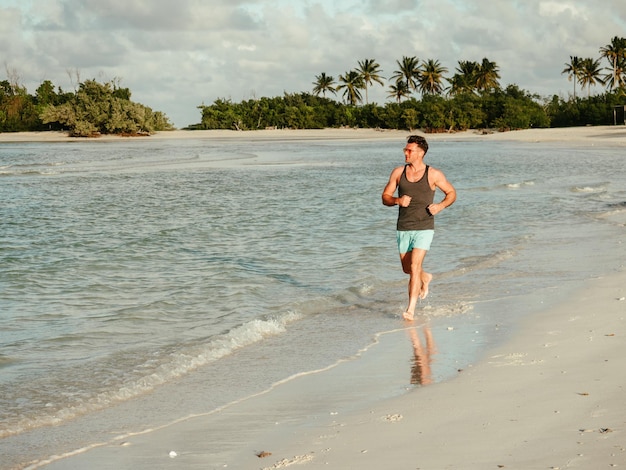 Jeune homme courant le long de la côte de l'océan Atlantique