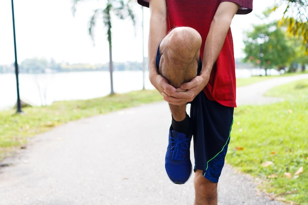 Jeune homme coureur s'échauffer avant de courir